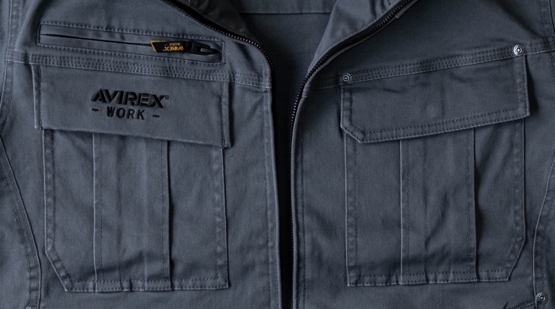 右胸ファスナーポケット＆両胸雨蓋ポケット