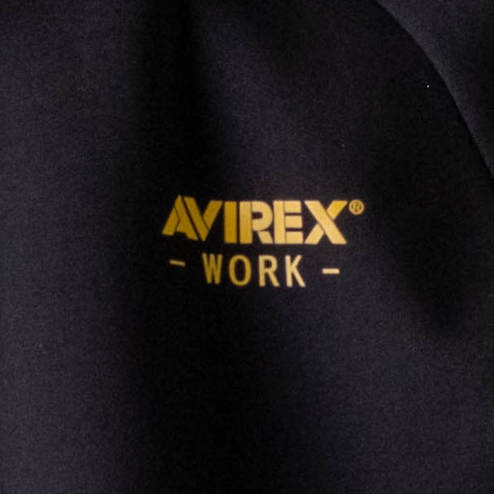 左胸：ロゴプリント