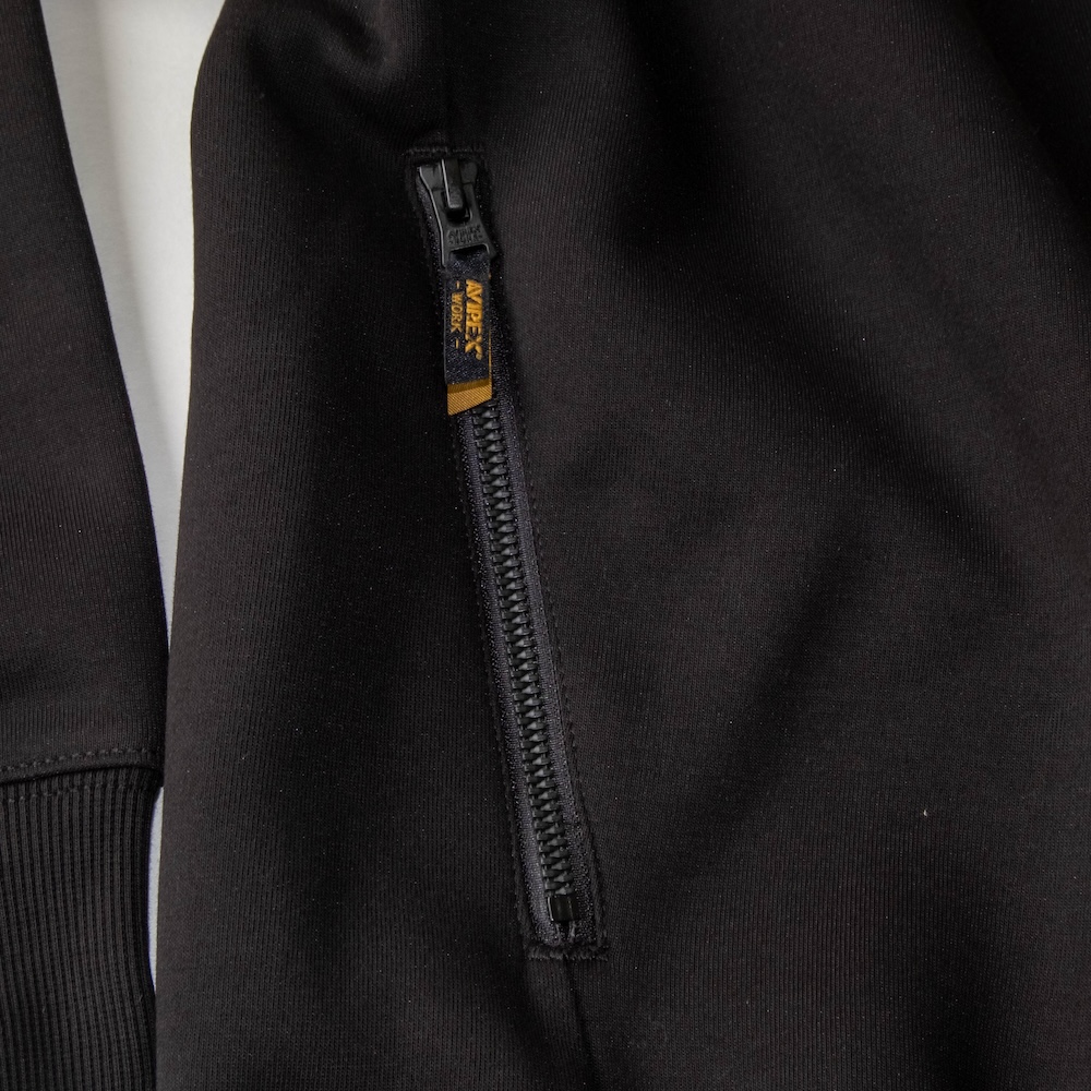 両脇：ファスナーポケット