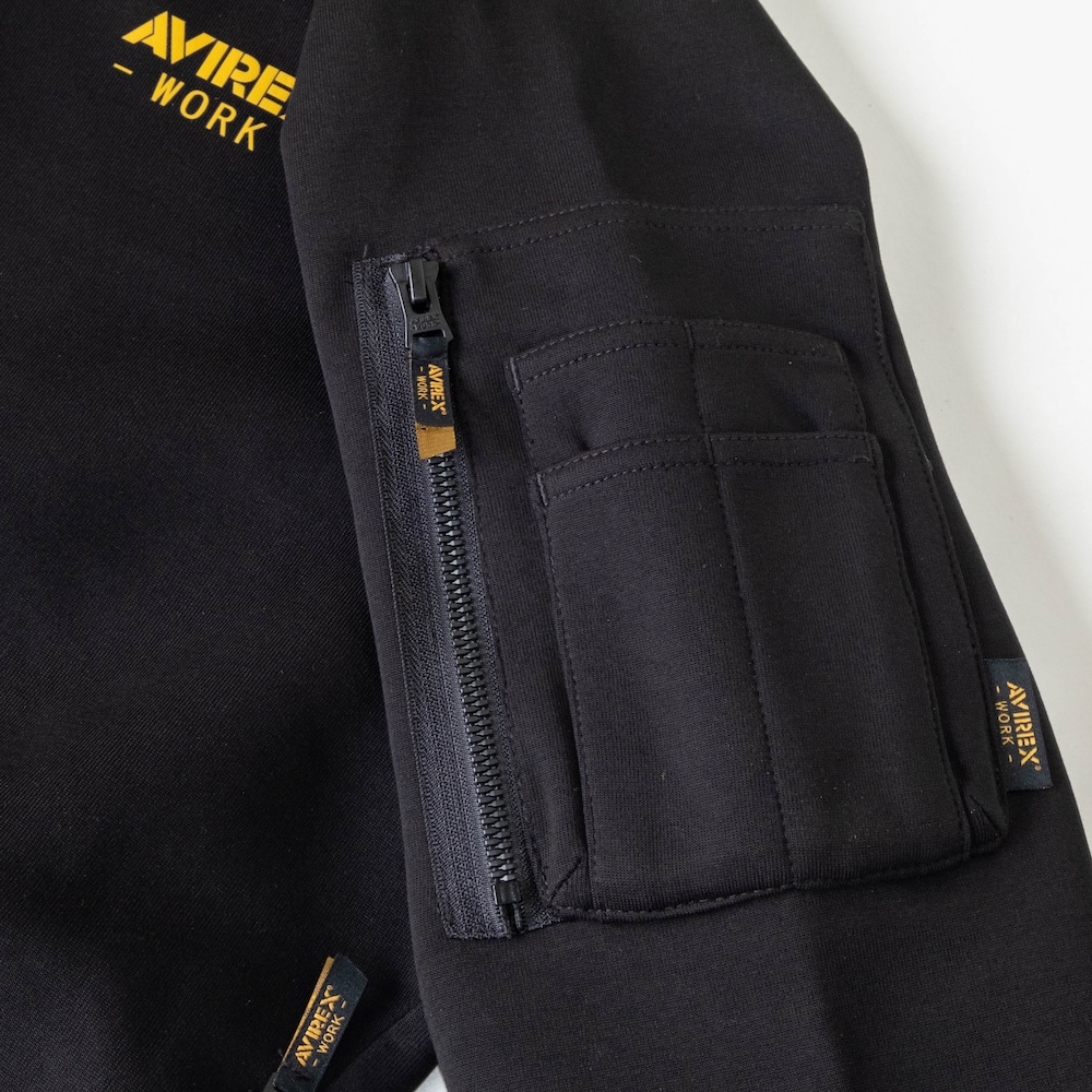 左袖：多機能ポケット